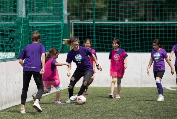 ÖFB-Teamspielerin kickt mit Mädchen
