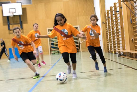 Mädchen spielen Fußball